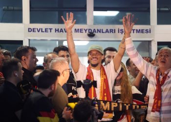 Sané welcomed by fans in Istanbul ahead of expected Galatasaray move