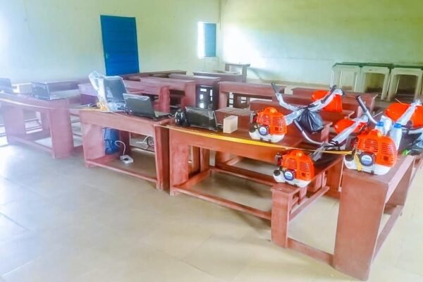 f34a7a69 e9eb 4a6c 9e9b b6af4cb4226a Alumnus Donates to Alma Mater, Lauds Gov Eno’s Initiative