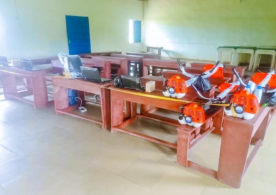 f34a7a69 e9eb 4a6c 9e9b b6af4cb4226a Alumnus Donates to Alma Mater, Lauds Gov Eno’s Initiative