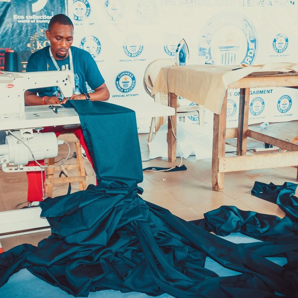 student of Chukwuemeka Odumegwu Ojukwu University (COOU), Samuel Chinecherem Ezeh, has broken a Guinness World Records (GWR) for the longest sleeves on a garment ever made. 