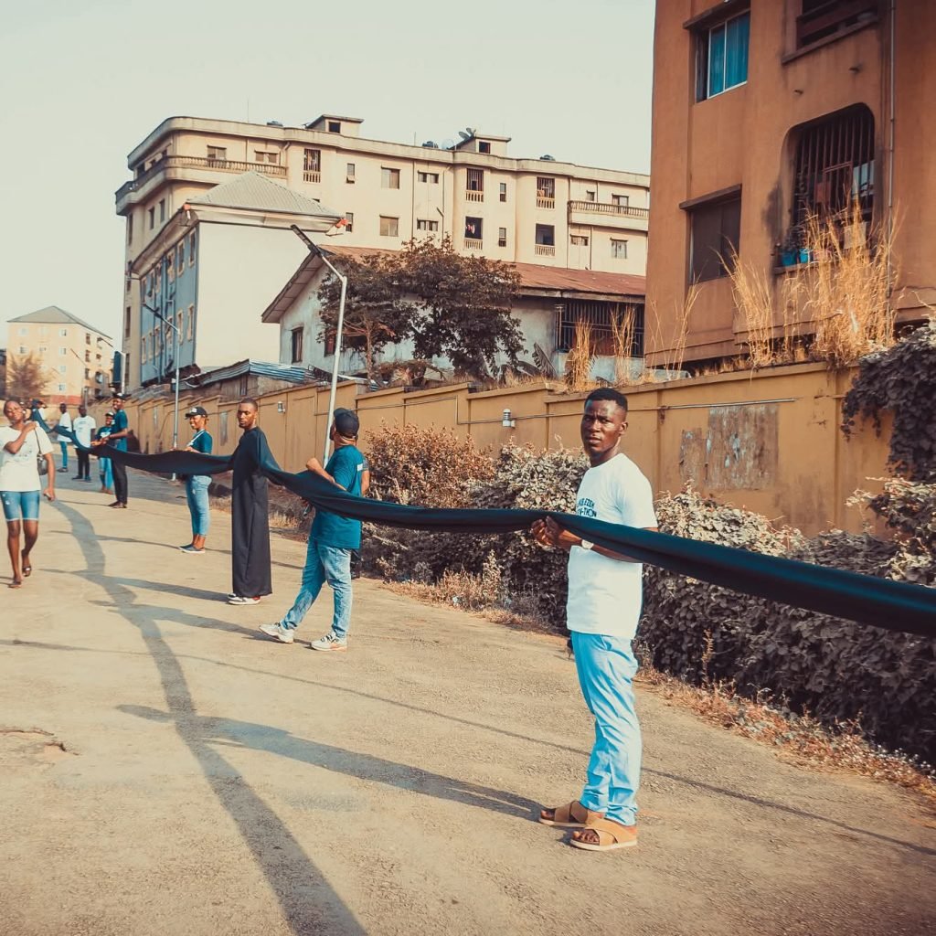 student of Chukwuemeka Odumegwu Ojukwu University (COOU), Samuel Chinecherem Ezeh, has broken a Guinness World Records (GWR) for the longest sleeves on a garment ever made. 