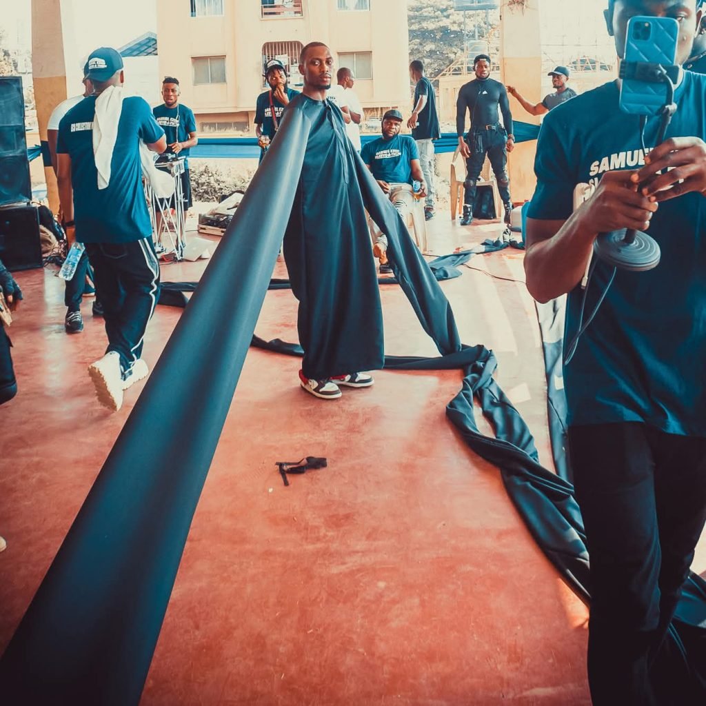 student of Chukwuemeka Odumegwu Ojukwu University (COOU), Samuel Chinecherem Ezeh, has broken a Guinness World Records (GWR) for the longest sleeves on a garment ever made. 