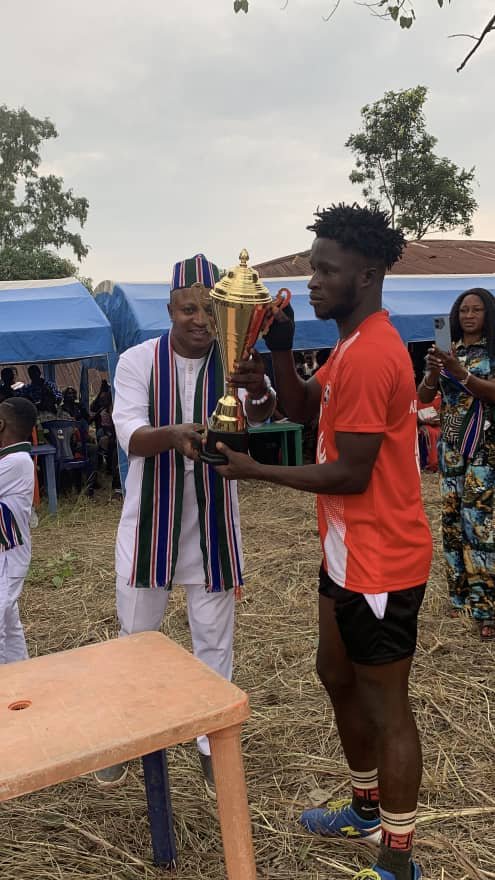 Dr Godwin Agbor awards scholarships to 70 OBO students