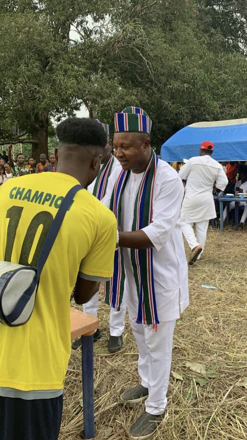 Dr Godwin Agbor awards scholarships to 70 OBO students