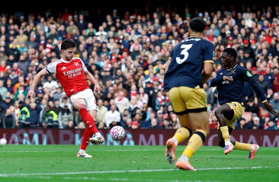 Rice hammers Arsenal to top against West Ham