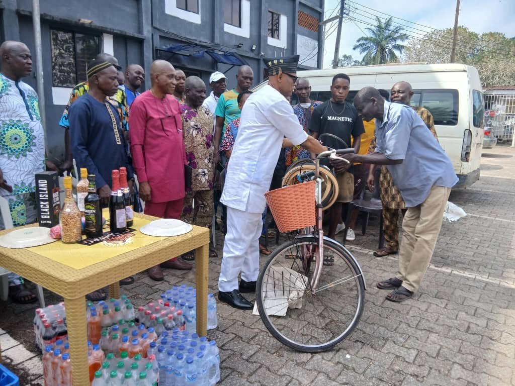 Journalists gift bicycle to shoe mender in Edo