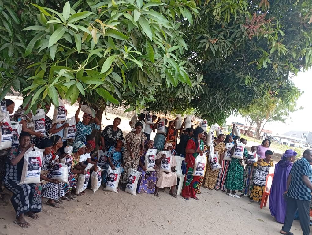 Eyoanwan Otu and Abon Abang Foundation Christmas: Otu's Wife, Abang Foundation feed 100 widows in Obubra, Etung