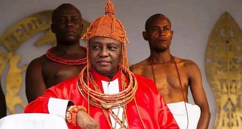 Oba of Benin Oba Ewuare II M Oba of Benin suspends Chief Priest of Ovia Shrine