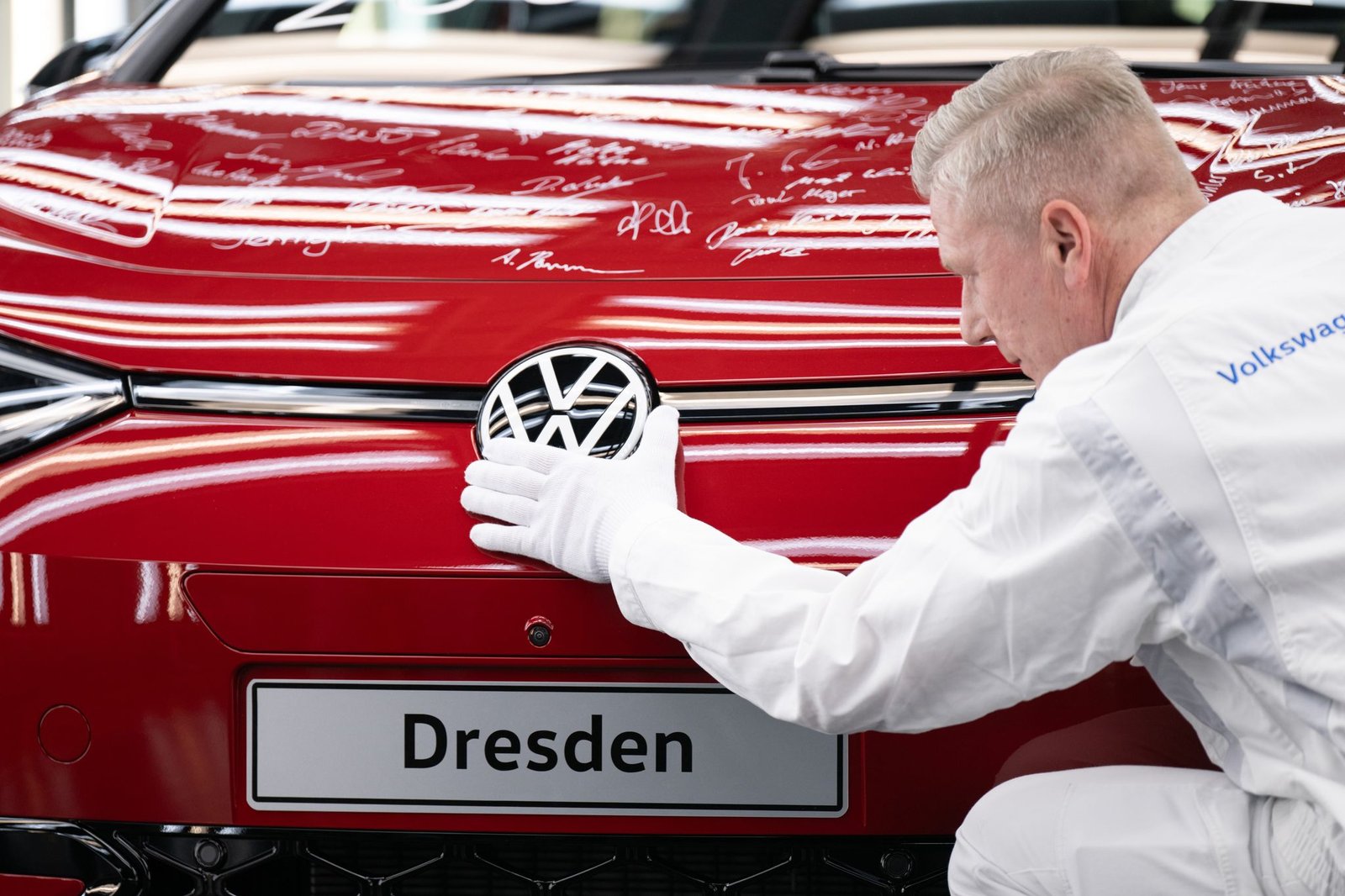 VW employee Researchers survey gloomy outlook among most German companies