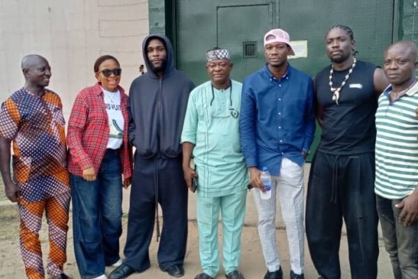burna boy and verydarkman kirikiri Burna Boy, VeryDarkMan visit Kirikiri prison to free prisoners