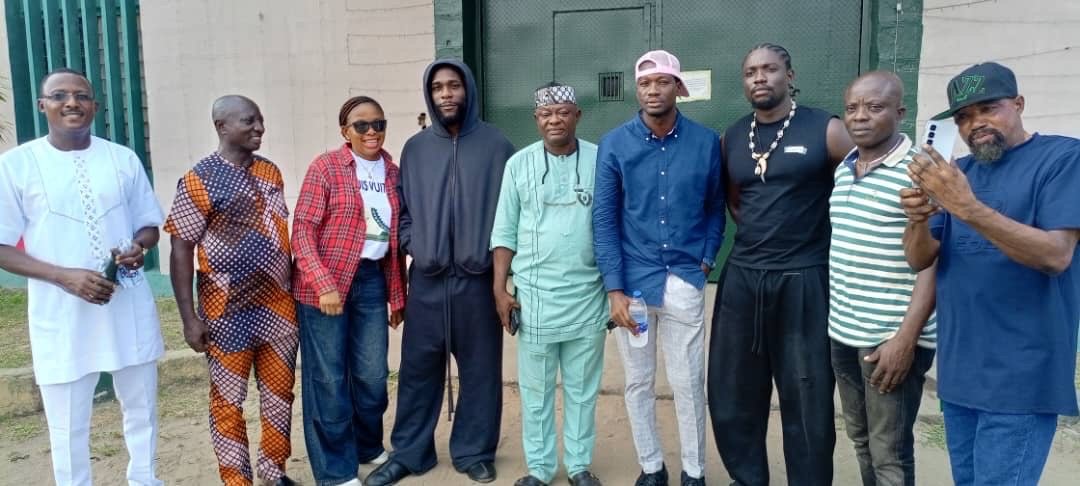 burna boy and verydarkman kirikiri Burna Boy, VeryDarkMan visit Kirikiri prison to free prisoners