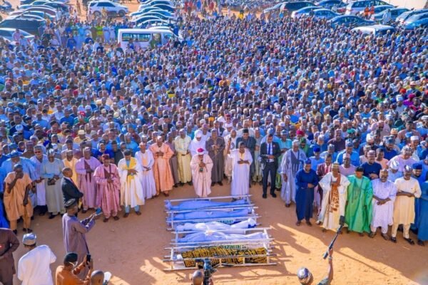 journalists burial Journalists lost in auto crash buried in tears