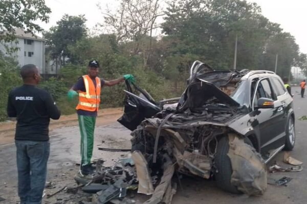 mercedes benz accident 2 dead as Mercedes-Benz rams into truck in Abuja