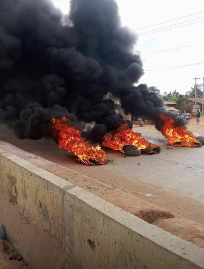 ambrose ali university protest Netizens accuse police, army of shooting Ambrose Alli University students protesting over insecurity in Ekpoma