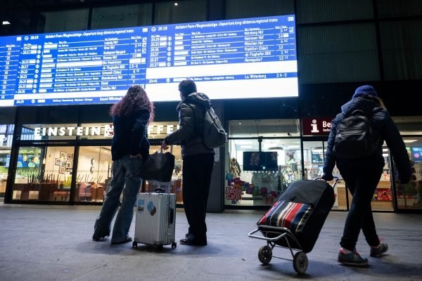 Berlin train station Night train to Paris