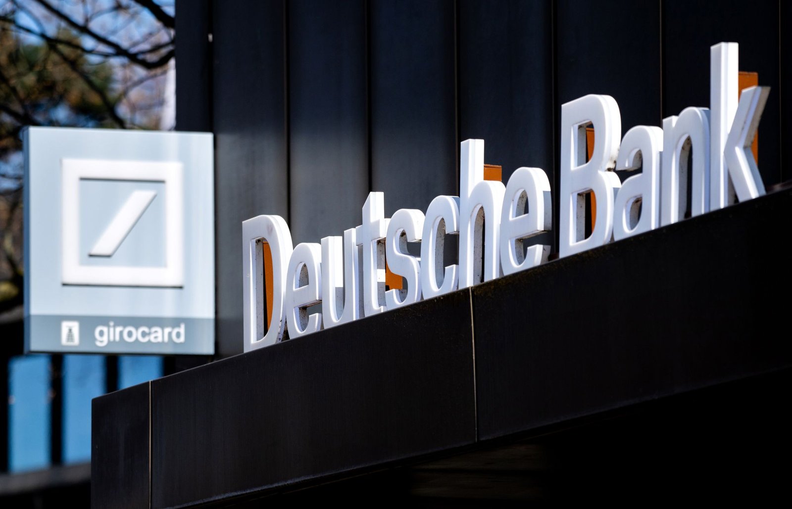 Deutsche Bank logo Deutsche Bank says it will profit from battle for Commerzbank