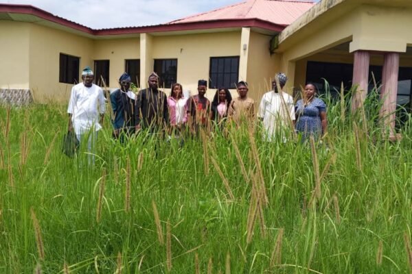 FACT CHECK: Yala Lawmakers Pose for Photo in Front of Bushy Chambers
